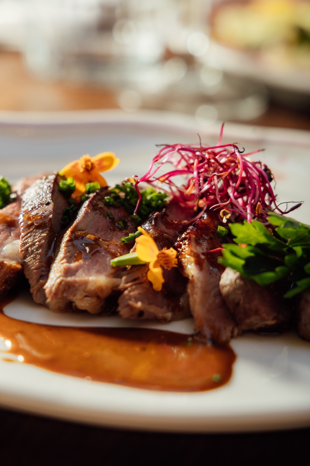 Magret de canard rôti, jus au romarin